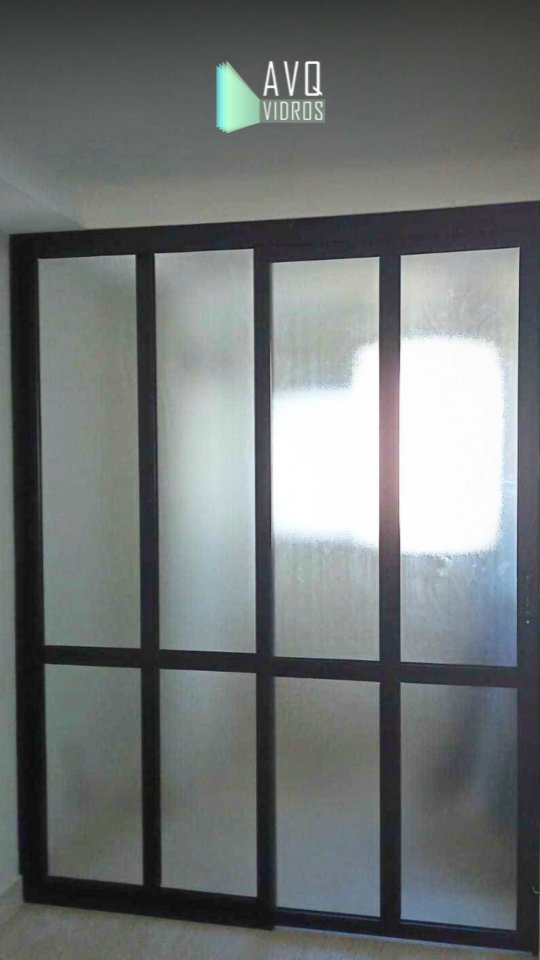 Portas de correr de vidro com perfil preto