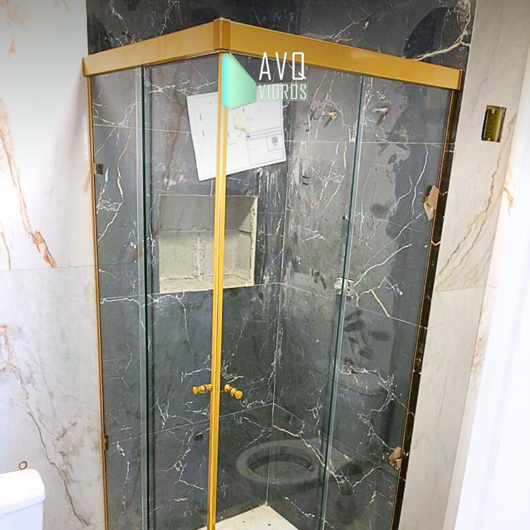 Box de vidro com acabamento dourado instalado pela AVQ