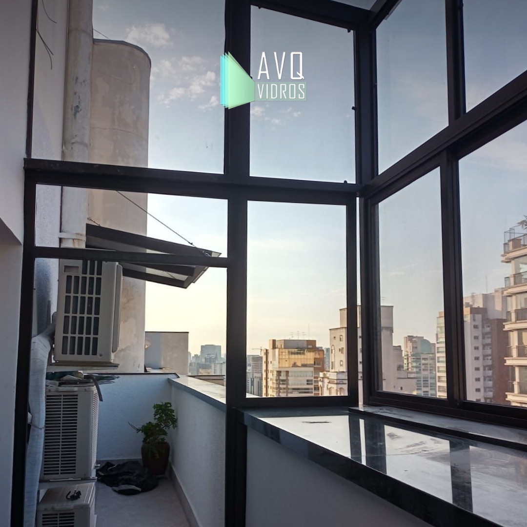 Envidraçamento de sacada com vista da cidade